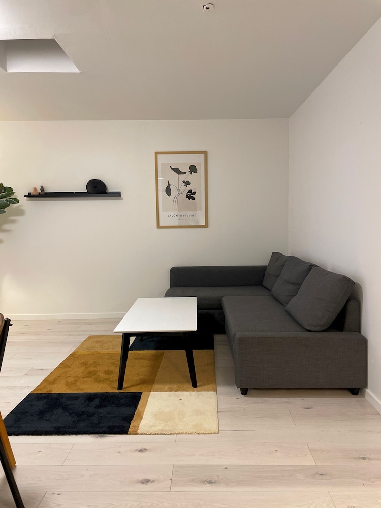 Cozy Backhouse With Large Private Garden