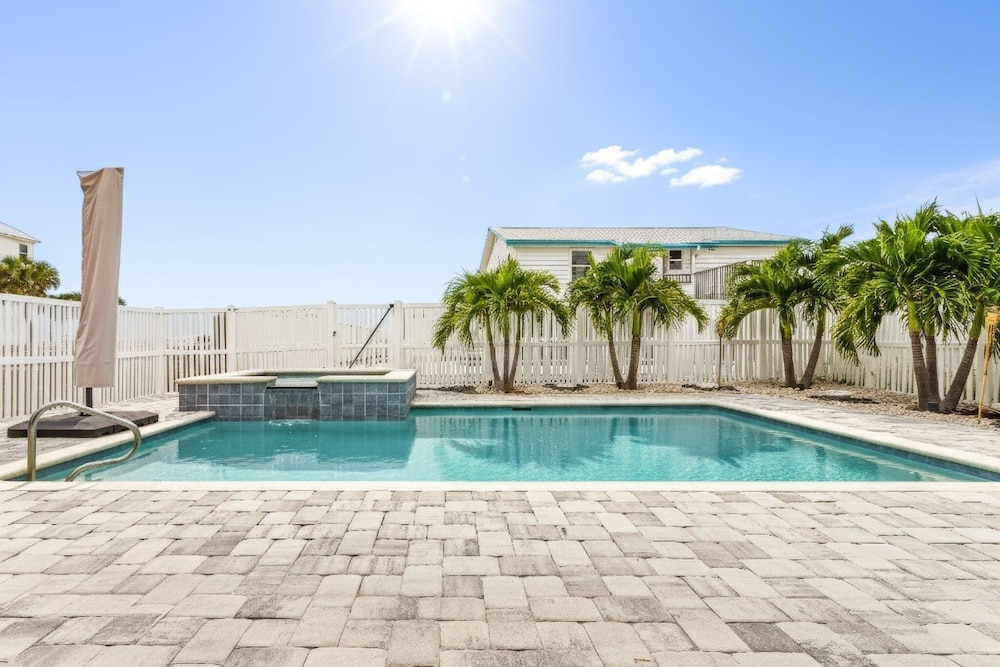 5550 Palmetto Paradise: 3br W/ Gulf Views, Heated Pool 3 Bedroom Home