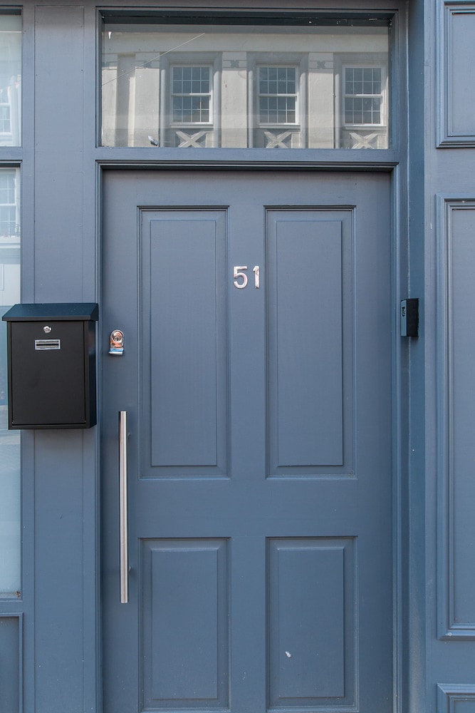Dover Vacations - 2 Bed Flat in Pedestrianized High Street - Property Image 1