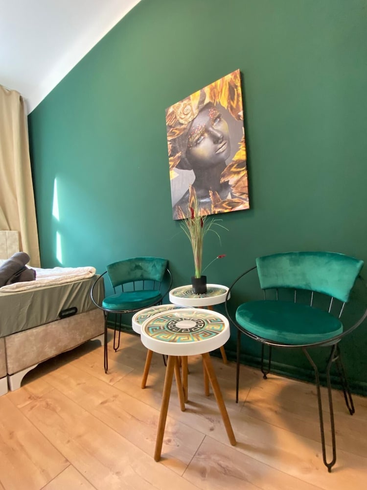 8 Studios with Terrace in Margareten