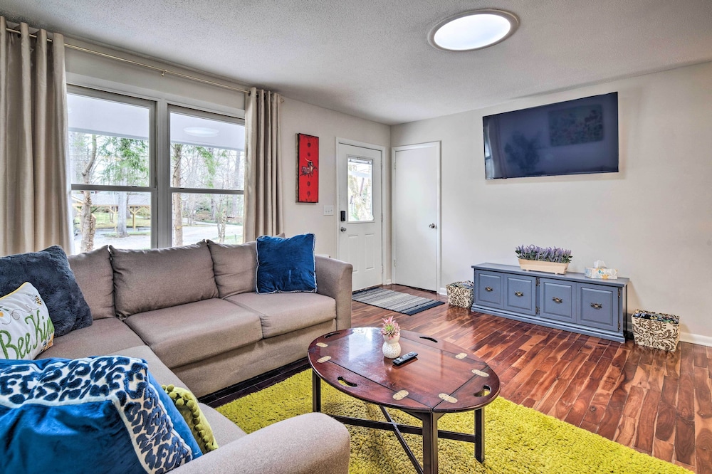 Laurel Park Home: 2 Mi to Downtown Hendersonville view 3