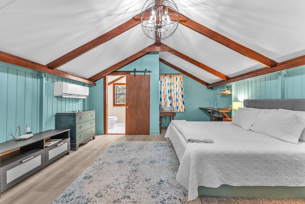 The Vines Retreat, Hot-tubs, Game Room, 10-mins to Downtown!