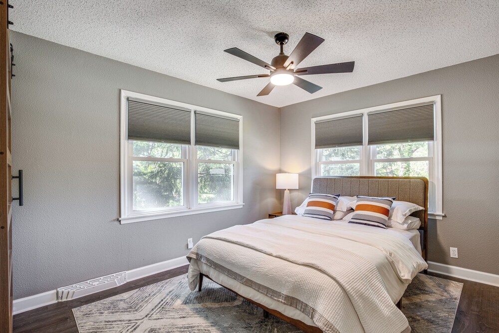 Chic Family-friendly Home in Riverside: 7 Mi to KC