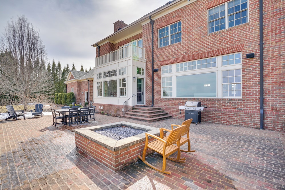 Lake Michigan Gem: Private Beach & Game Room