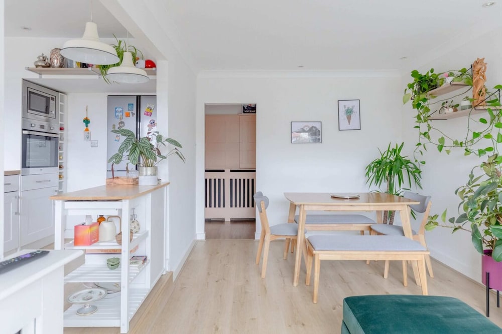 Scandi-style 2BD Maisonette W/garden Brick Lane!