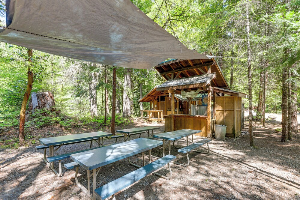 Nature-packed Mckenzie River Retreat w/ Trails!