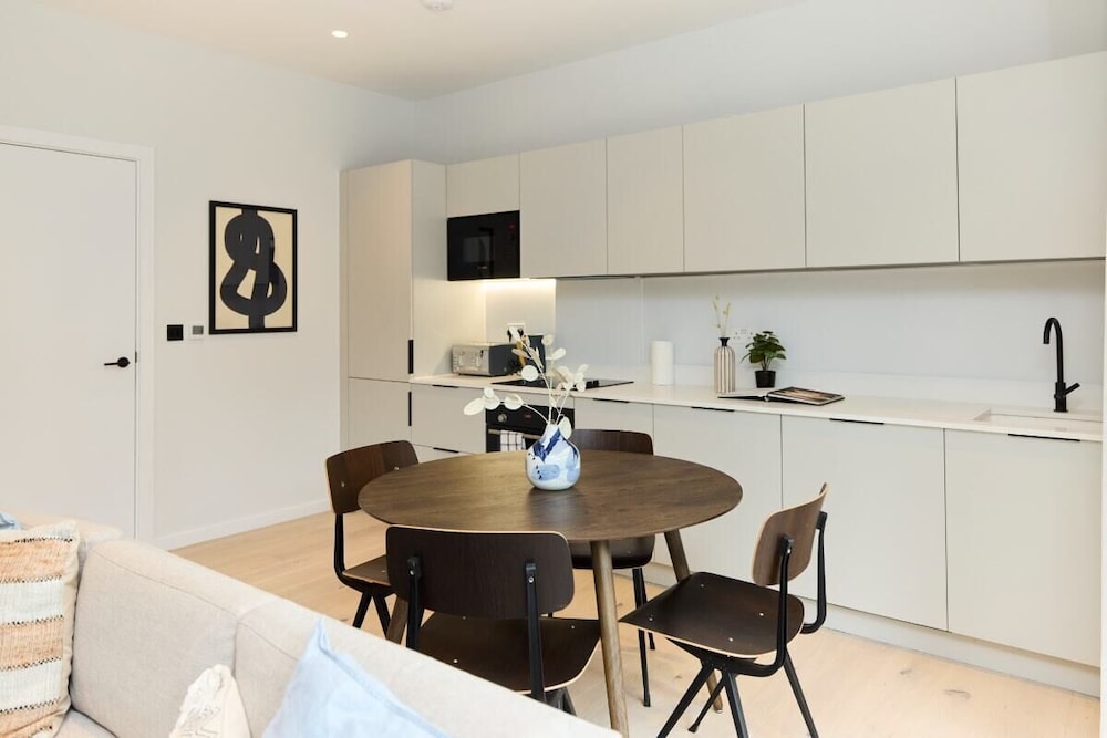 The Brondesbury Quarters - Modern 2bdr Flat With Balcony + Parking