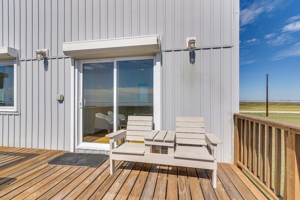 Charming Freeport Getaway w/ Deck, Walk to Beach! view 3