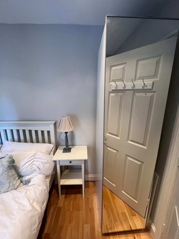 Modern Top Floor 2BD Flat - Kensington