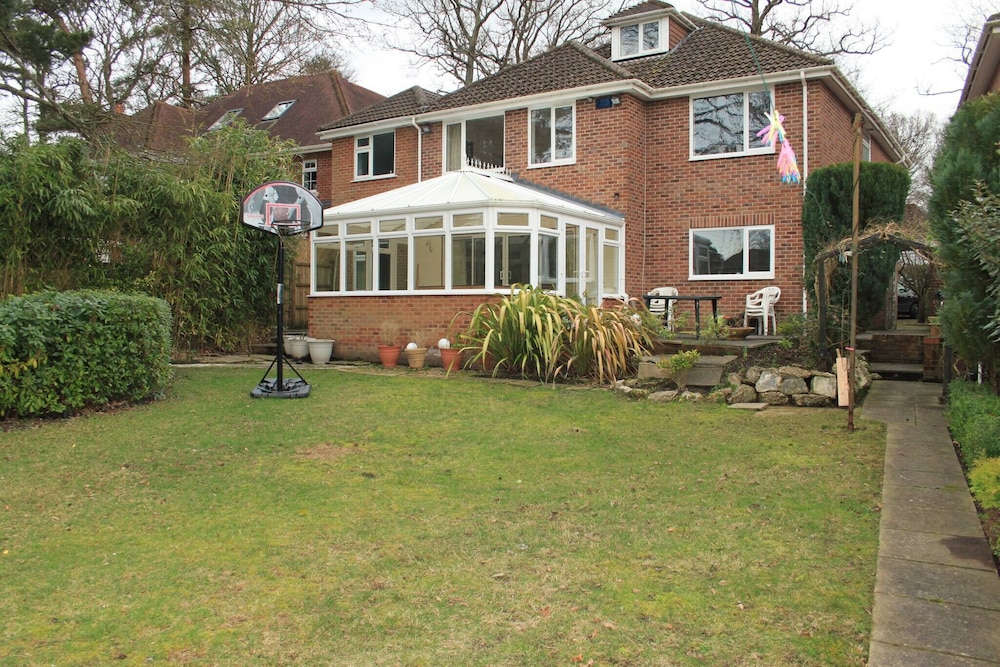 Modern and Spacious 6 Bedroom House