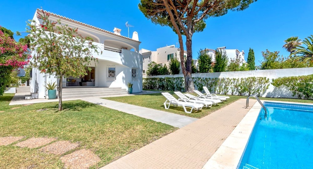 Old Village Area, Your Perfect Vilamoura Getaway, Private Pool, AC & Wifi