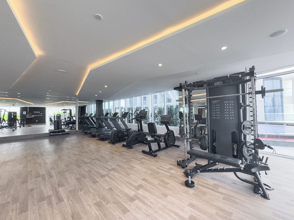 Vogue Opalz short Drive to Dubai Hills M