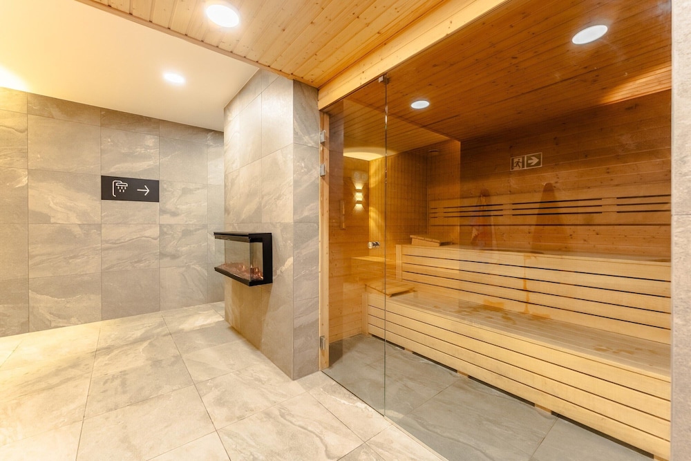 Comfortable Apartment With Balcony, Pool, Sauna