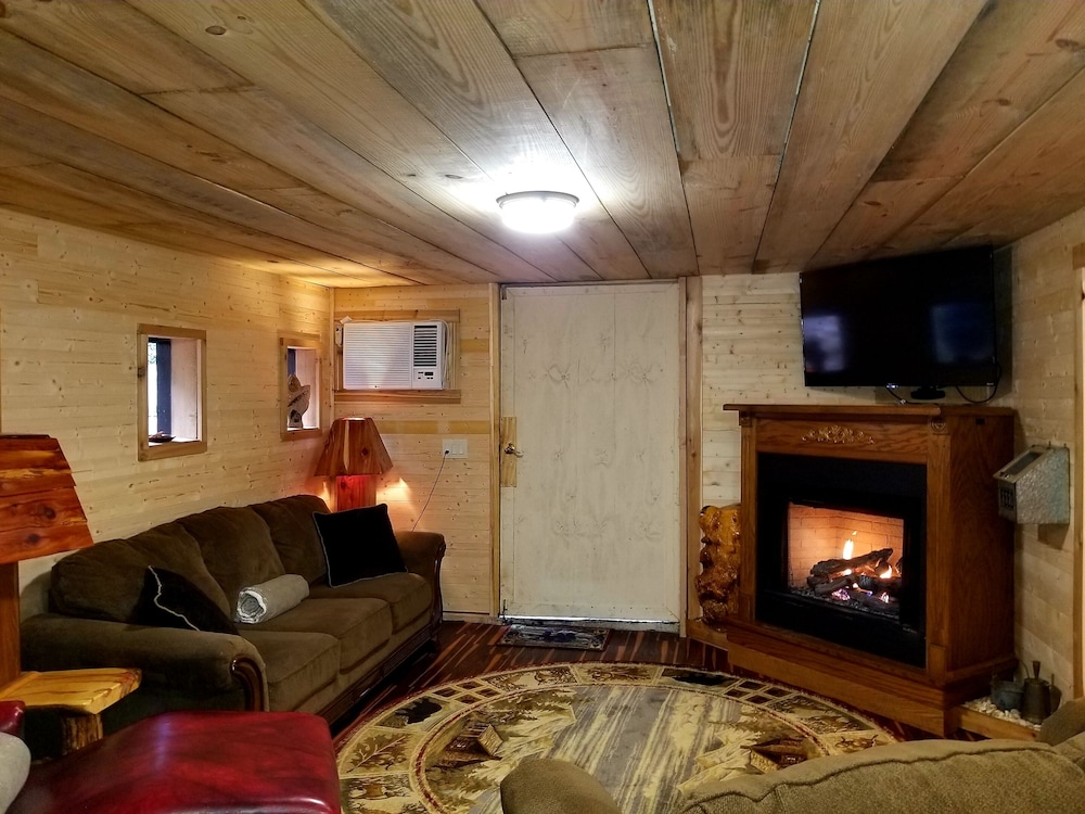 Bear Creek Lodge and Cabins in Helen Ga - Pet Friendly, River on Property, Walking Distance to downtown Helen