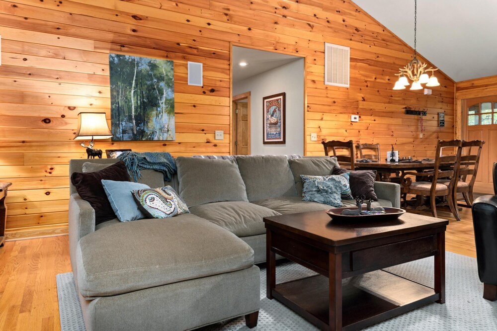 Retreat at Wintergreen Pool Access Grill