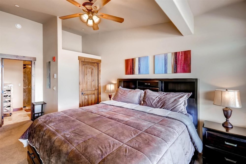 Boulevard Bend P2 3 Bedroom Condo by RedAwning