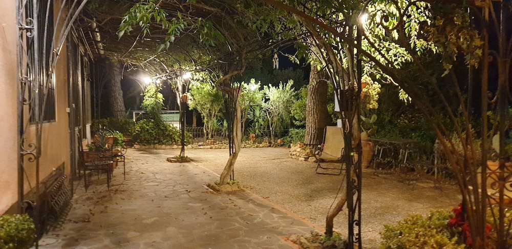 Tuscan Villa, Private Pool and Tennis Court Garden,wi-fi, Ac, Pet Friendly view 5