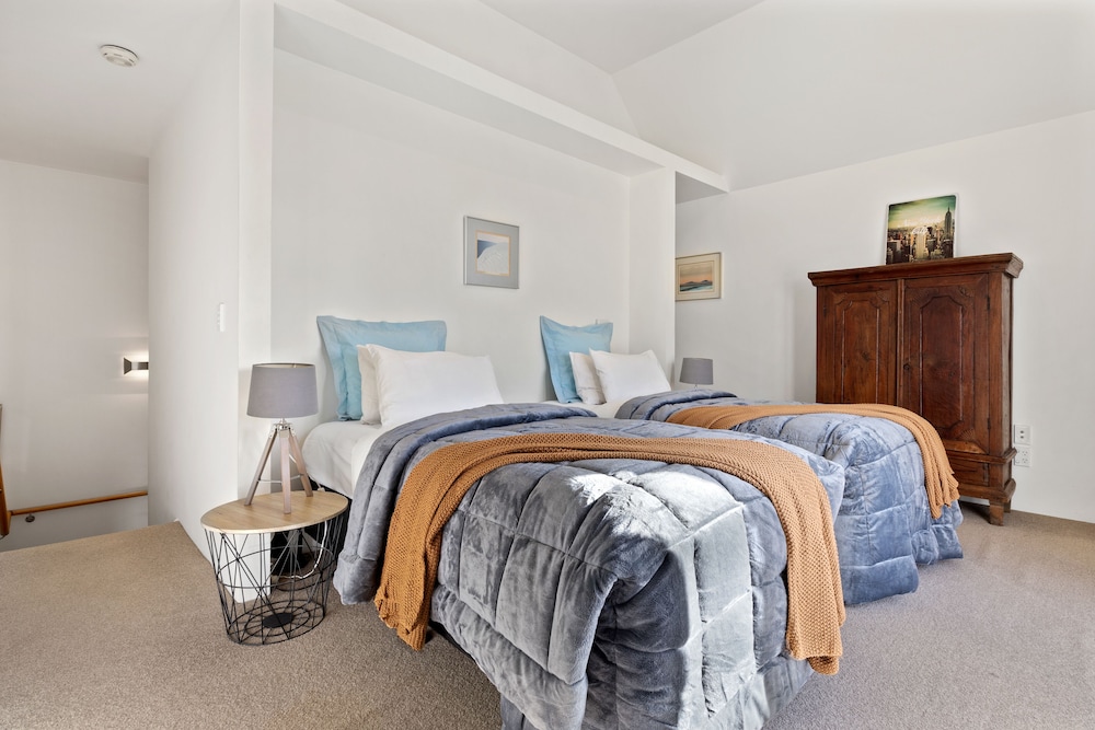 CBD Spacious 3 Storey Terrace House view 2