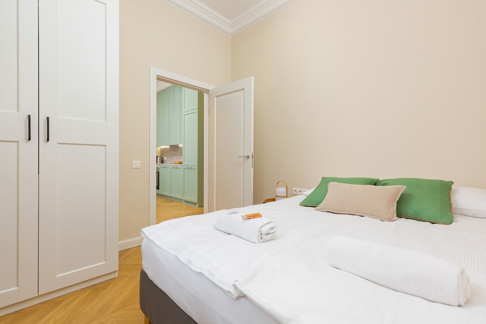 Apartment Warsaw Targowa by Renters view 3