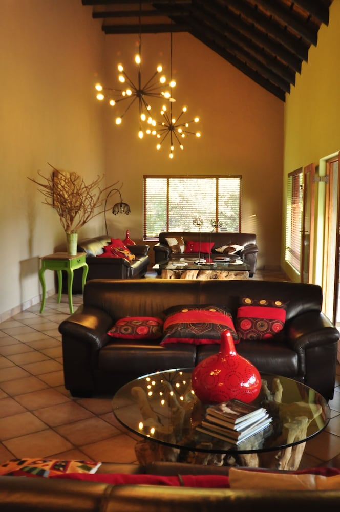 Ukutula Lodge & Game Reserve