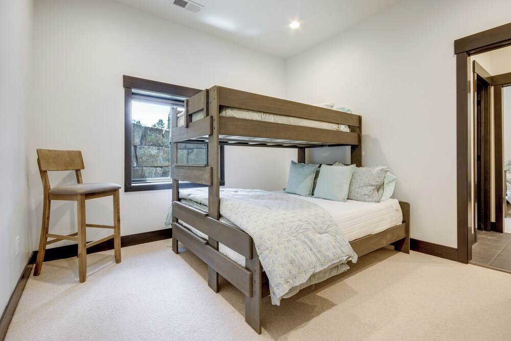 2 Mi to Big Sky Resort: Luxe Mtn-view Retreat!