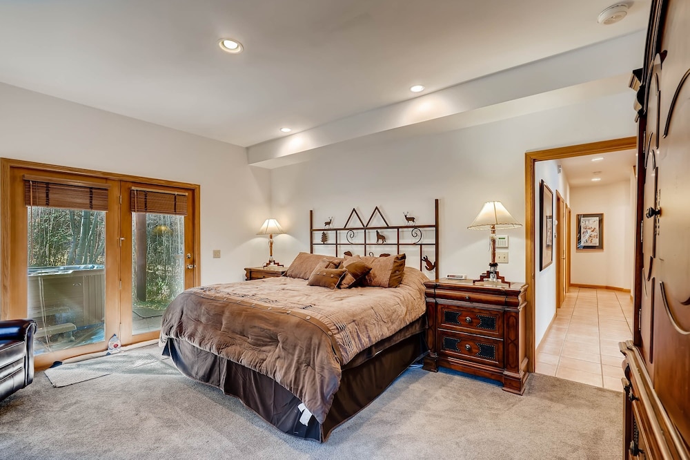 Spacious 4bdrm /sleeps 10, Stunning Views, Fireplaces 4 Bedroom Home by RedAwning