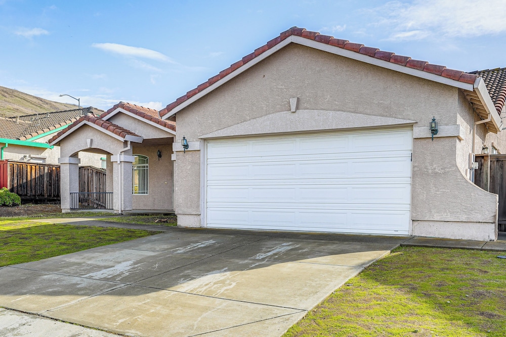 17 Mi to Napa: Spacious Vallejo Family Home!