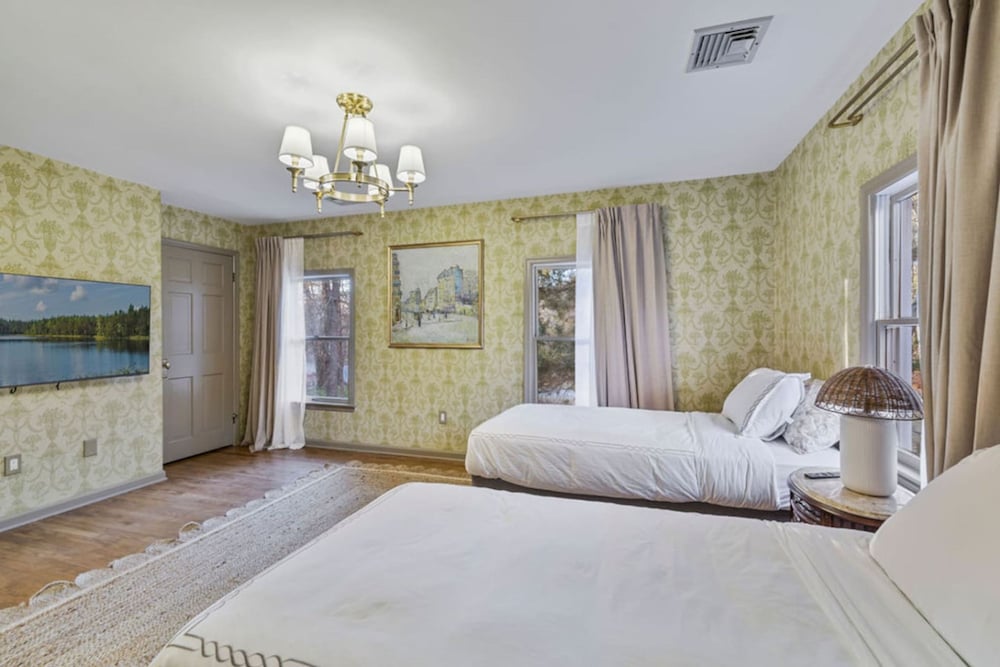 Peaceful Mini Mansion Sleeps 18