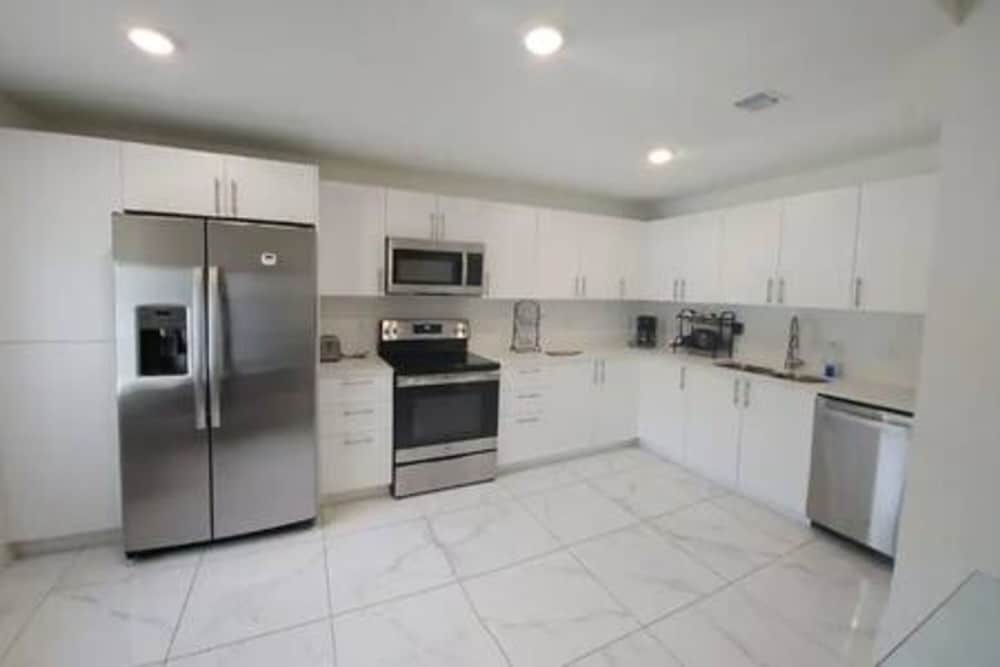 25893 Sw 144 CT 3 Bed 2 5 Bath Townhome Rooftop 1 Parking Spot