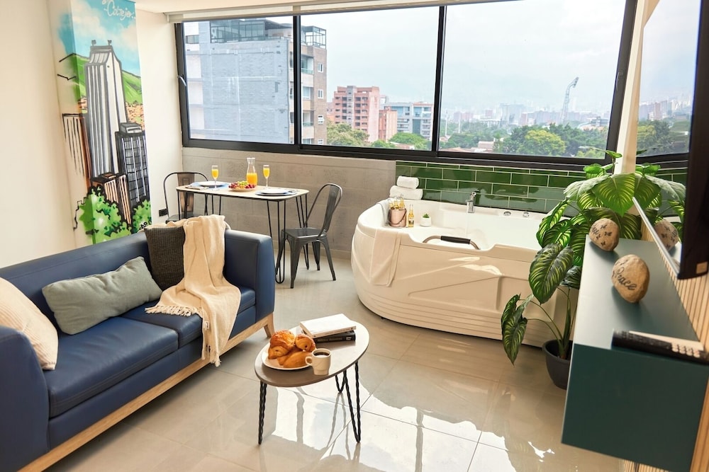 Rosa Negra Suite w/ Jacuzzi Near Stadium