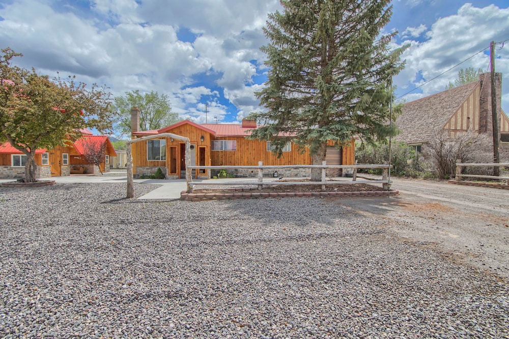 Group Getaway w/ Mtn Views: Home in Circleville!