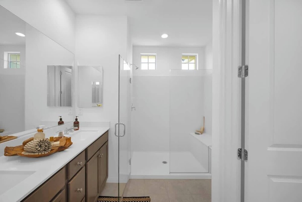@marbella Lane - Stylish Dream Home in RMV w/ Pool