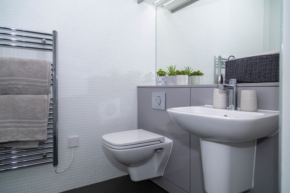 Salford Vacations - Senior Lane Residence - Property Image 7