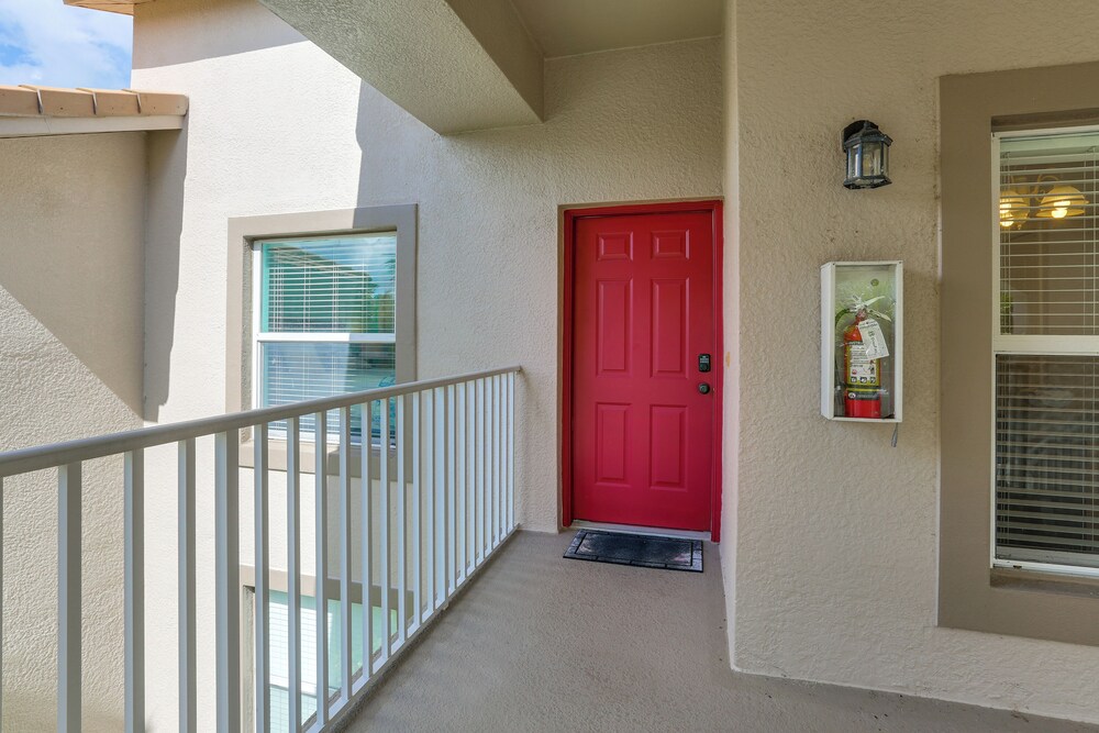 Lake View & Screened Balcony: Estero Getaway!