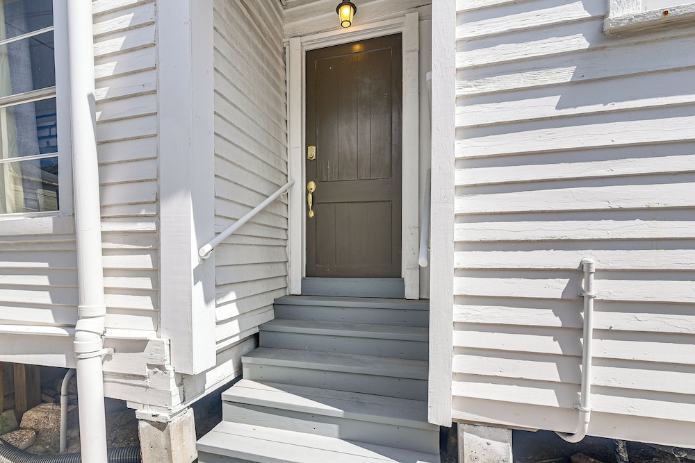 Golden-age Galveston Getaway - Walk to The Strand!