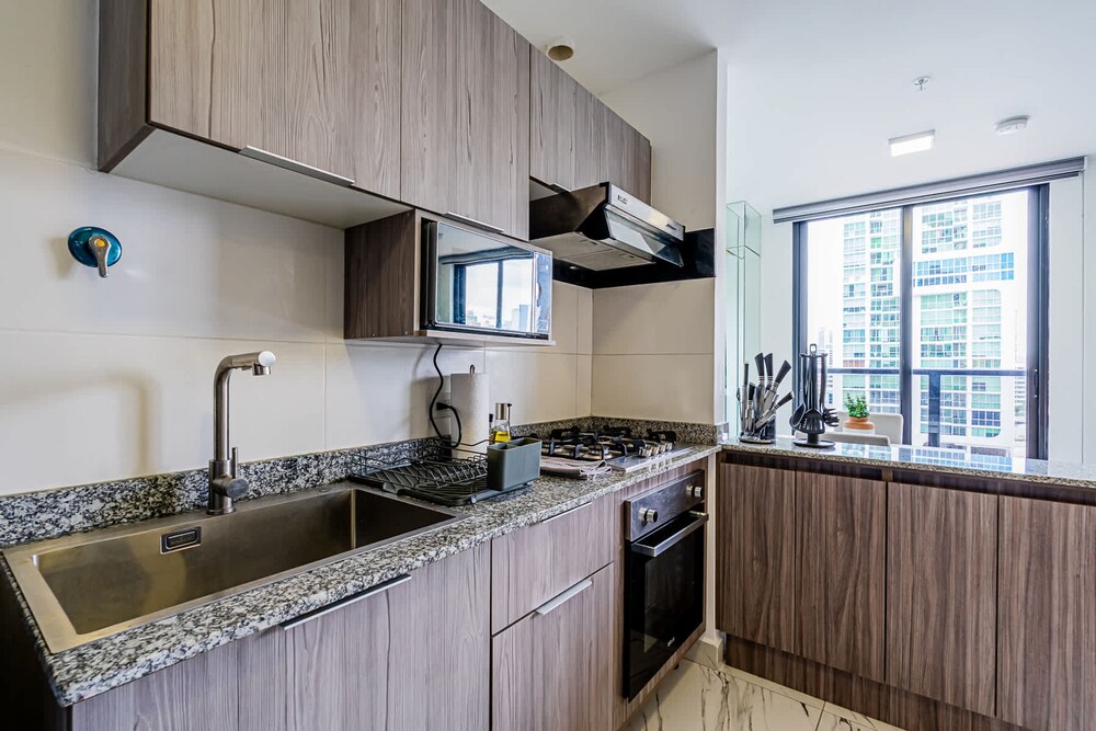w Sophisticated 1BR w High-rise View in Calle 50