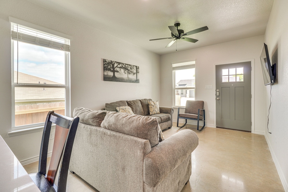 2 Mi to Dtwn Dining! Pet-friendly Temple Townhome