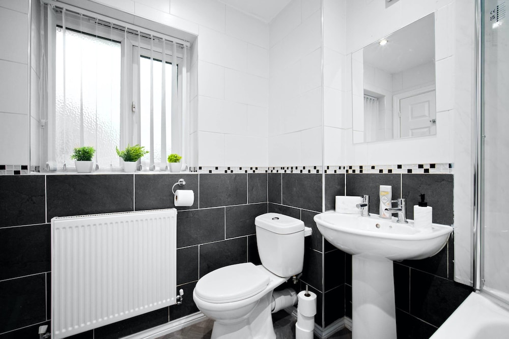House - Sleeps 6, Garden & Free Parking