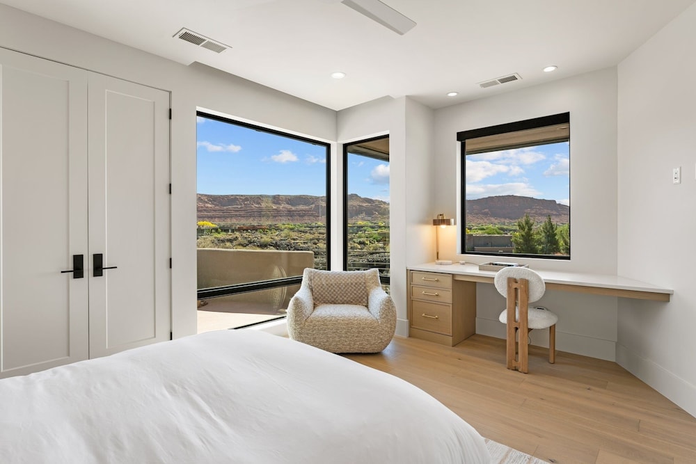 Black Desert Retreat 4 Bedroom Home