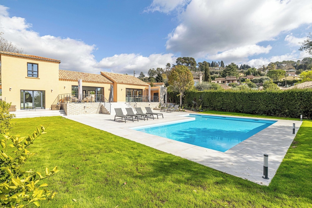 Modern Villa With Heated Pool and Garden