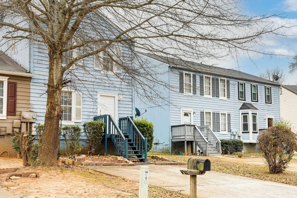 8 Mi to Stone Mountain: Quiet Getaway w/ Deck