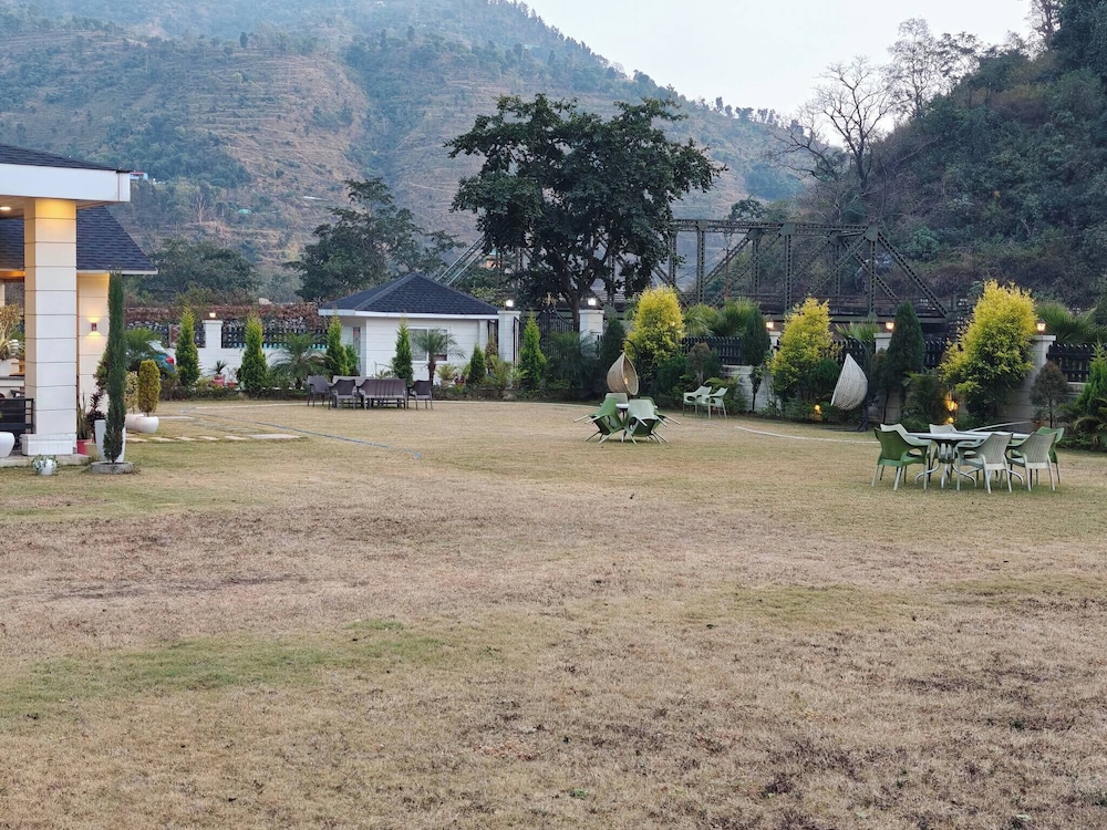 The Paradise - Luxury 3BR Villa Near the Airport in Dehradun