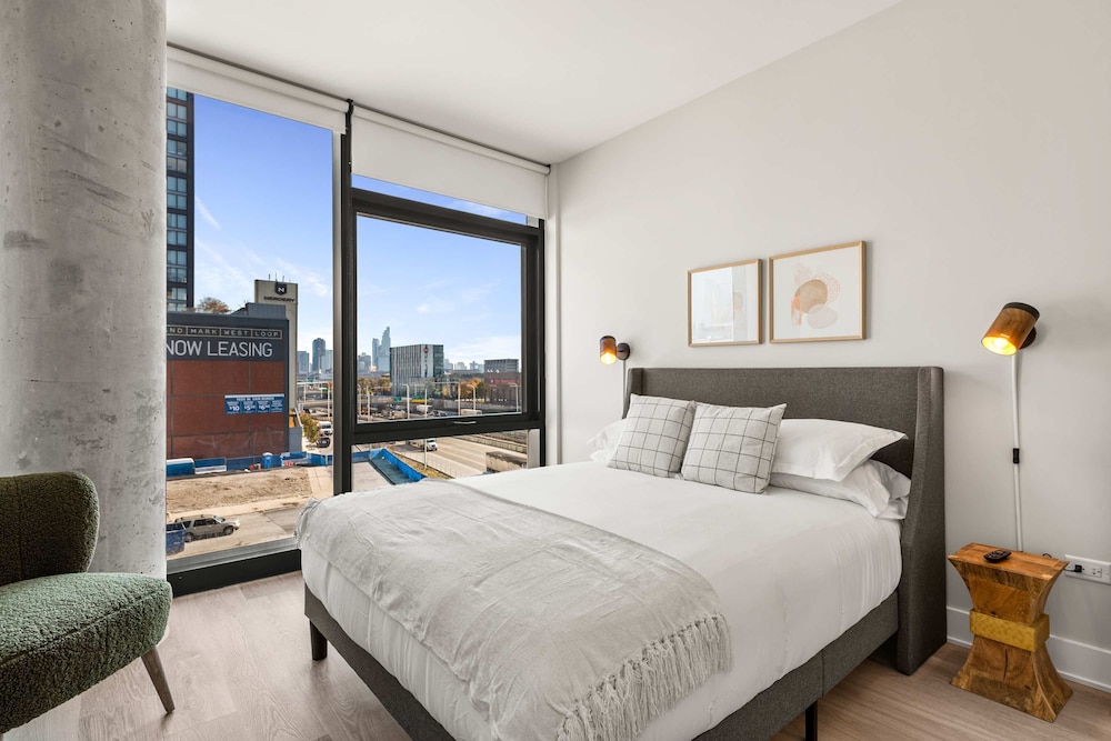 Fulton Market Group Hub 2 Units Walk to Dining