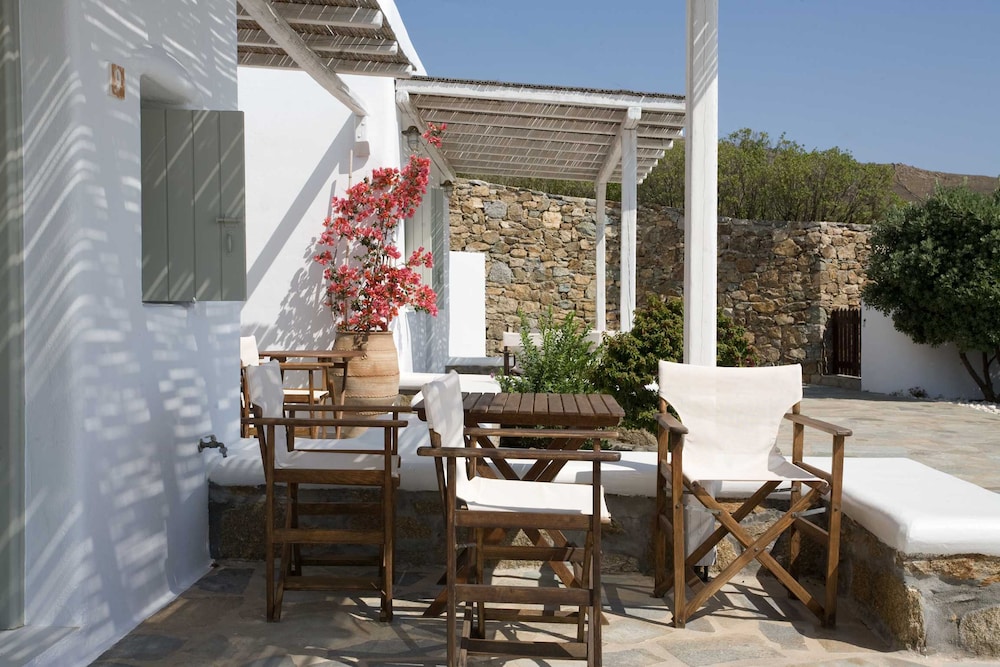 Yakinthos Residence