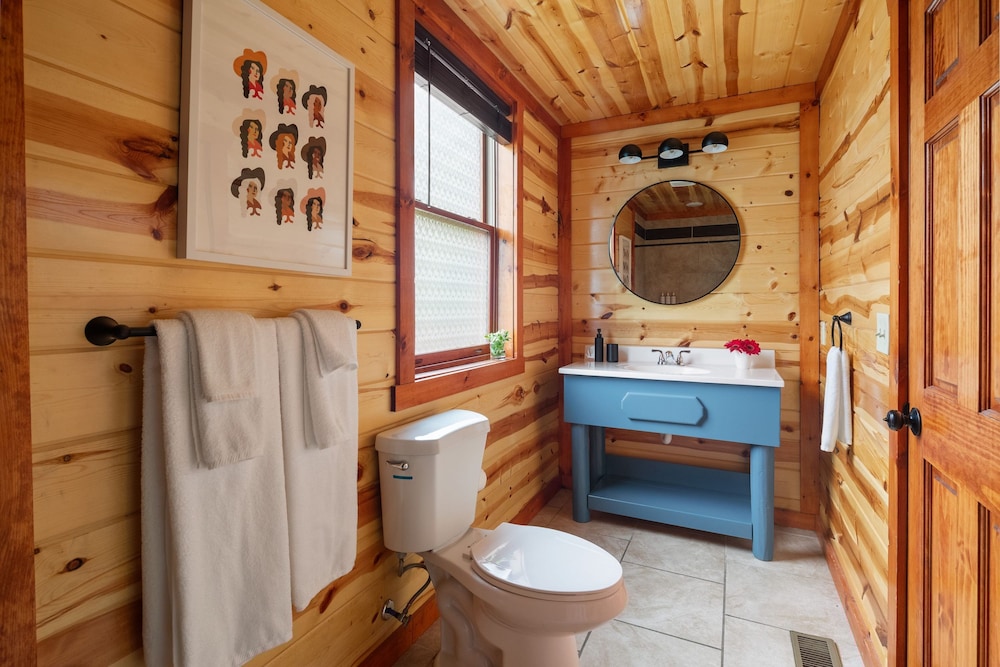 Smoky Ridge Newly Renovated Cabin w Indoor Pool Game Room Theater