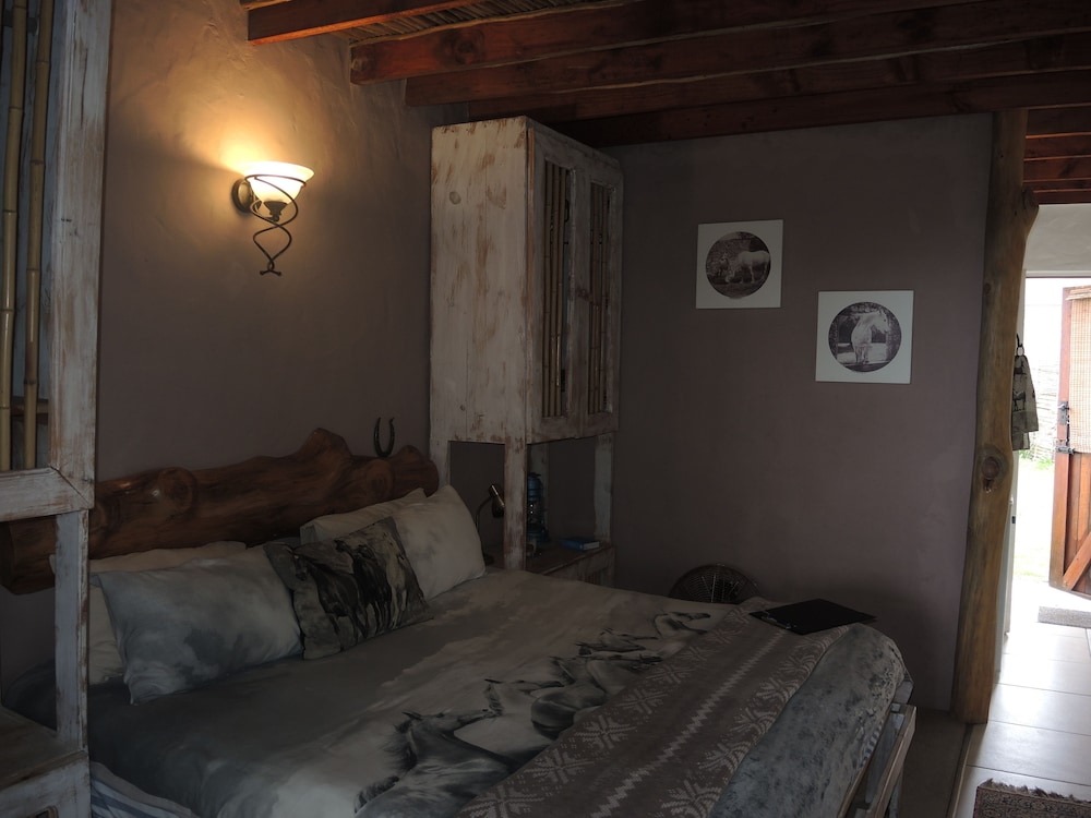 T'Niqua Stable Inn