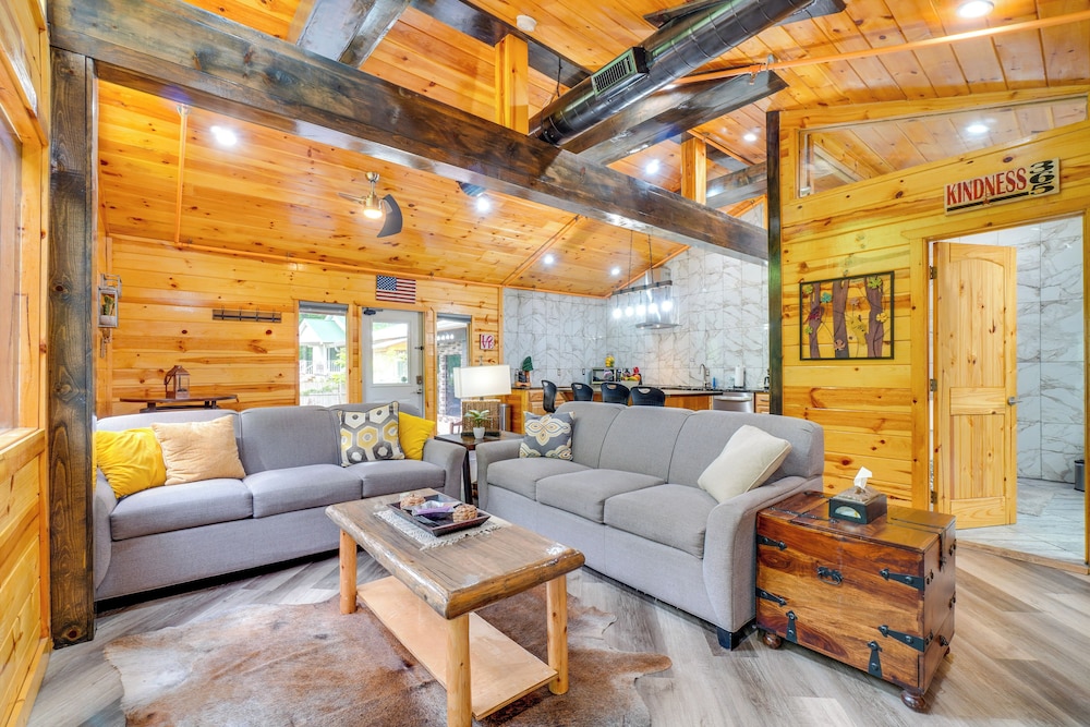 3 Mi to Dollywood: Peaceful Cabin w/ Deck