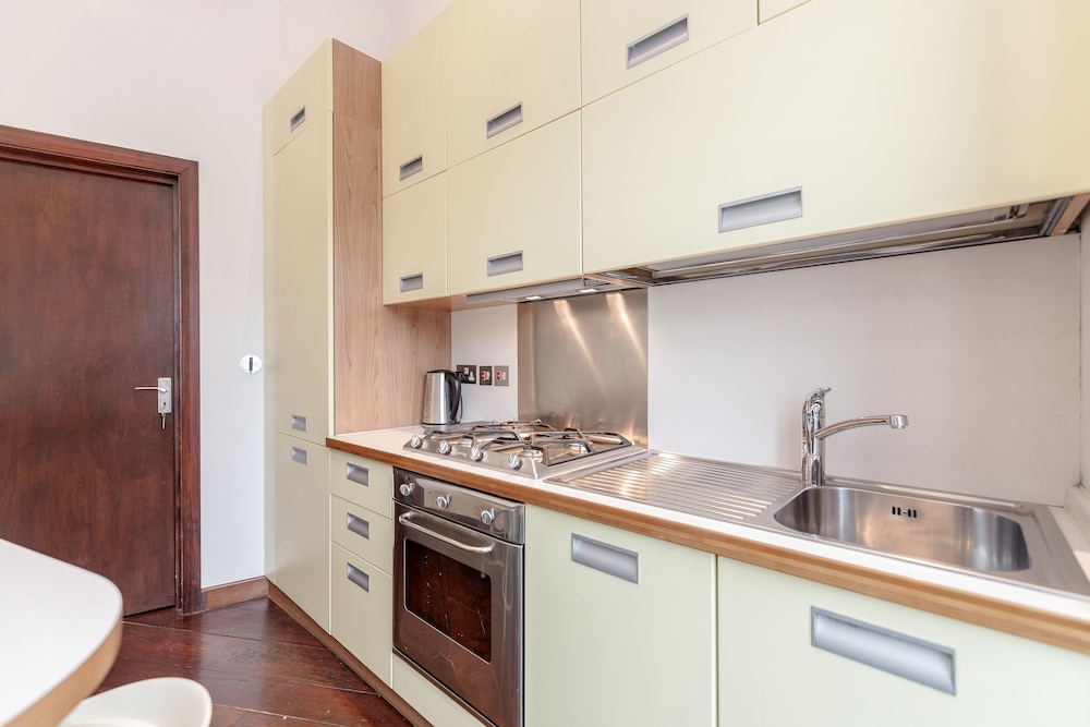 South Ken Apartment by BaseToGo