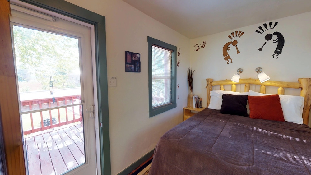 The Cozy Kokopelli Studio Cabin view 3