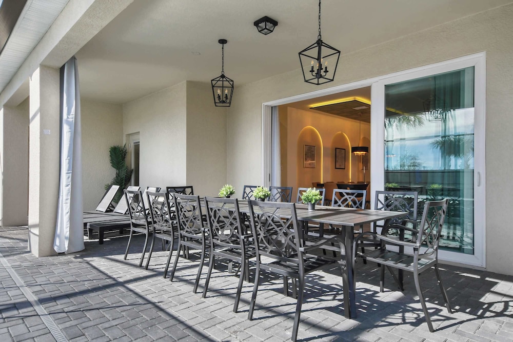 Luxurious Windsor Cay Retreat With Theater & Pool